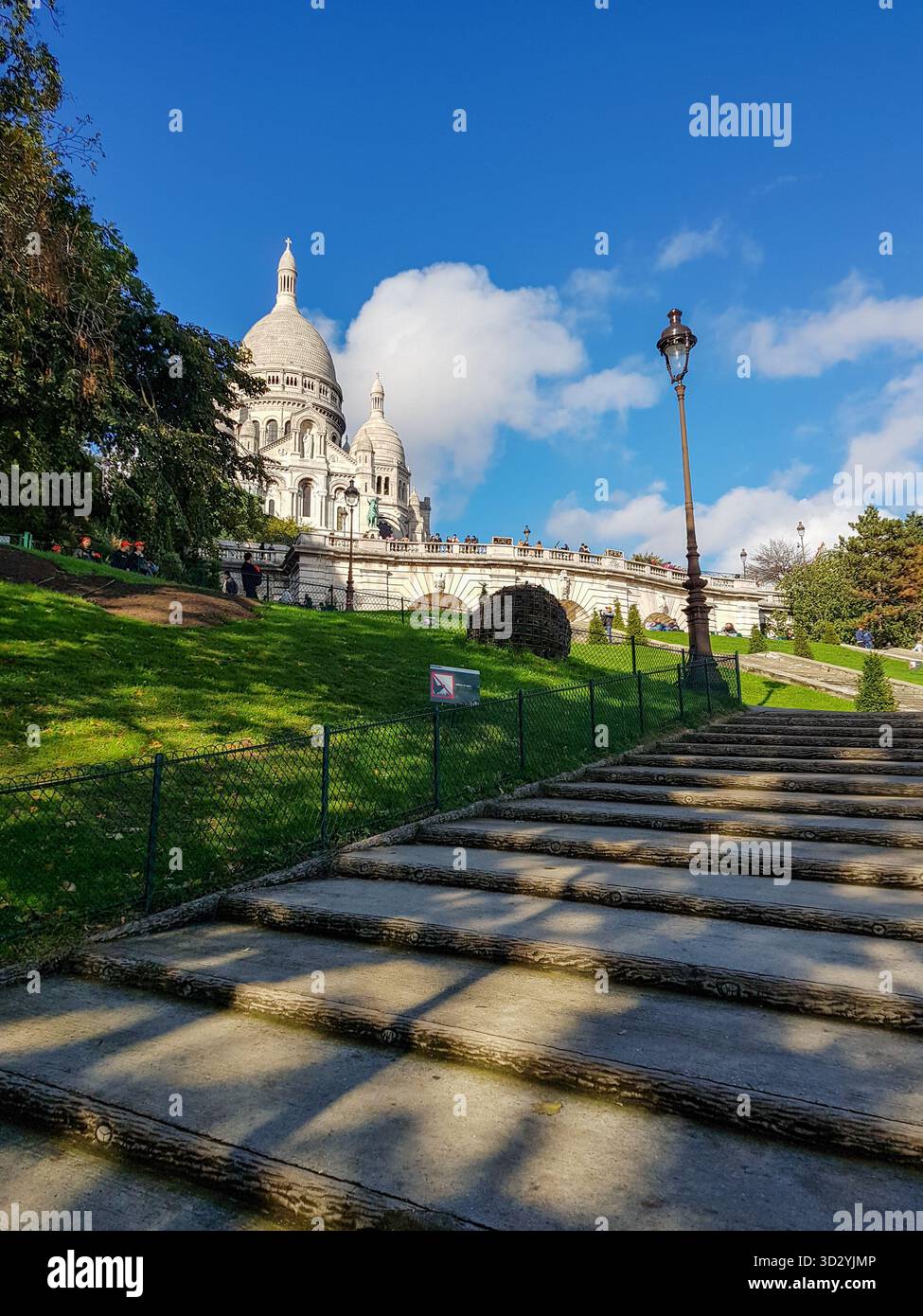 Basilika des Heiligen Herzens von Paris (Sacré-Cœur) von den Stufen des Platzes Louise Michel in Montmartre, Paris, Frankreich Stockfoto