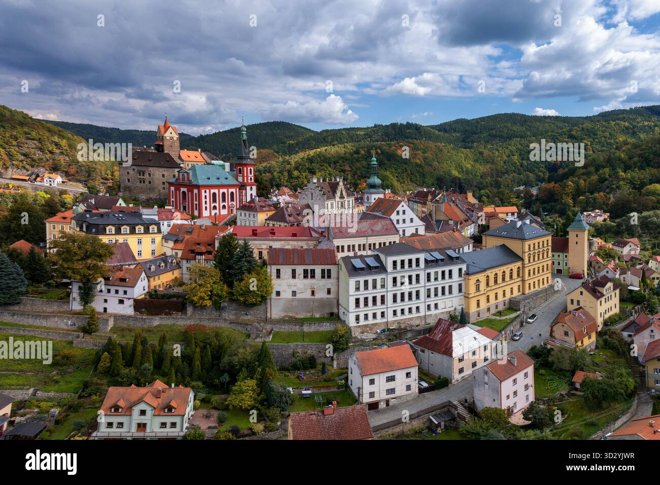Loket, Tschechische Republik - 2. Oktober 2025: Drohnenansicht des Dorfes Loket in der Region Karlsbad der Tschechischen Republik Stockfoto