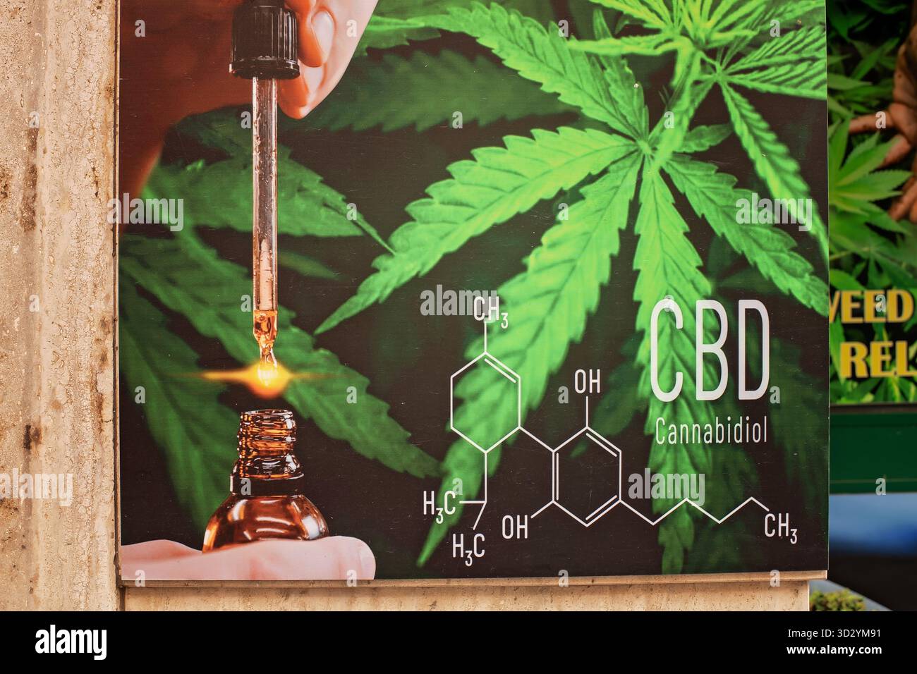 Sliema Malta 11.03.2025: Werbeplakat mit CBD-Öltropfer, grünen Cannabisblättern und Cannabidiol-Formel an einem Ladeneingang. Stockfoto