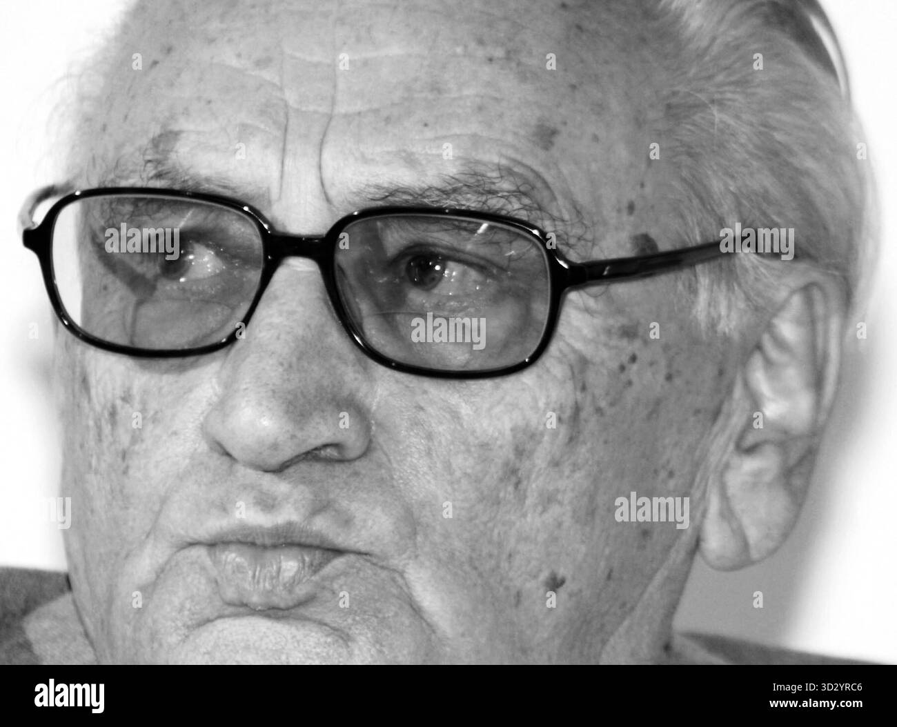 Prof. Dr. Egon Bahr DEU, Deutschland, 24.11.2004, Podiumsdiskussion mit Prof. Dr. Egon Bahr , ehemaliger Bundesminister für besondere Aufgaben, verstorben am 20.08.2015 in Berlin *** Prof Dr. Egon Bahr DEU, Deutschland, 24 11 2004, Podiumsdiskussion mit Prof Dr. Egon Bahr , ehemaliger Bundesminister für besondere Aufgaben, verstorben am 20.08.2015 in Berlin Stockfoto