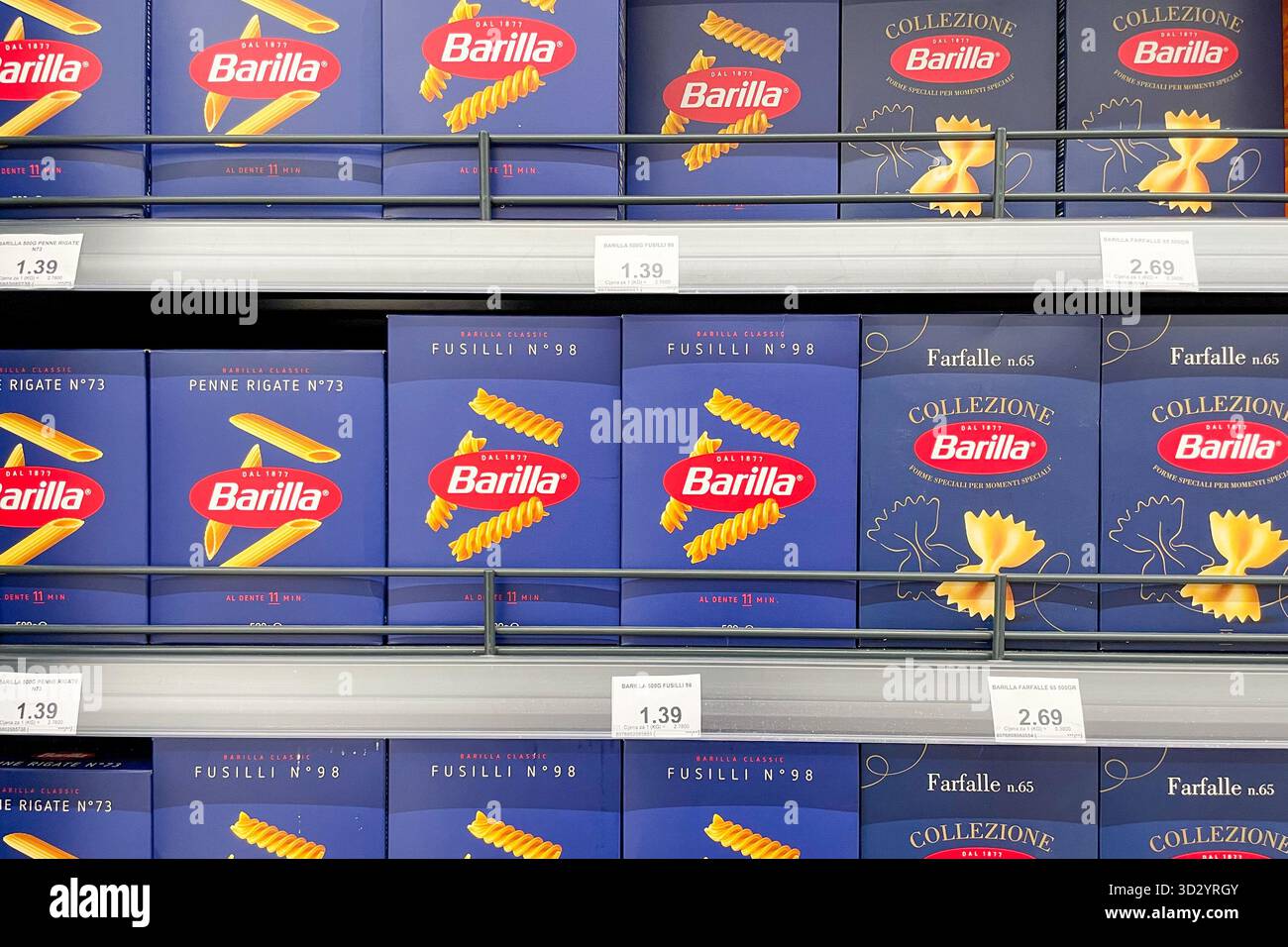 Bar, Montenegro, 2. Oktober 2025, italienische Pasta der Marke Barilla im Supermarktregal Stockfoto