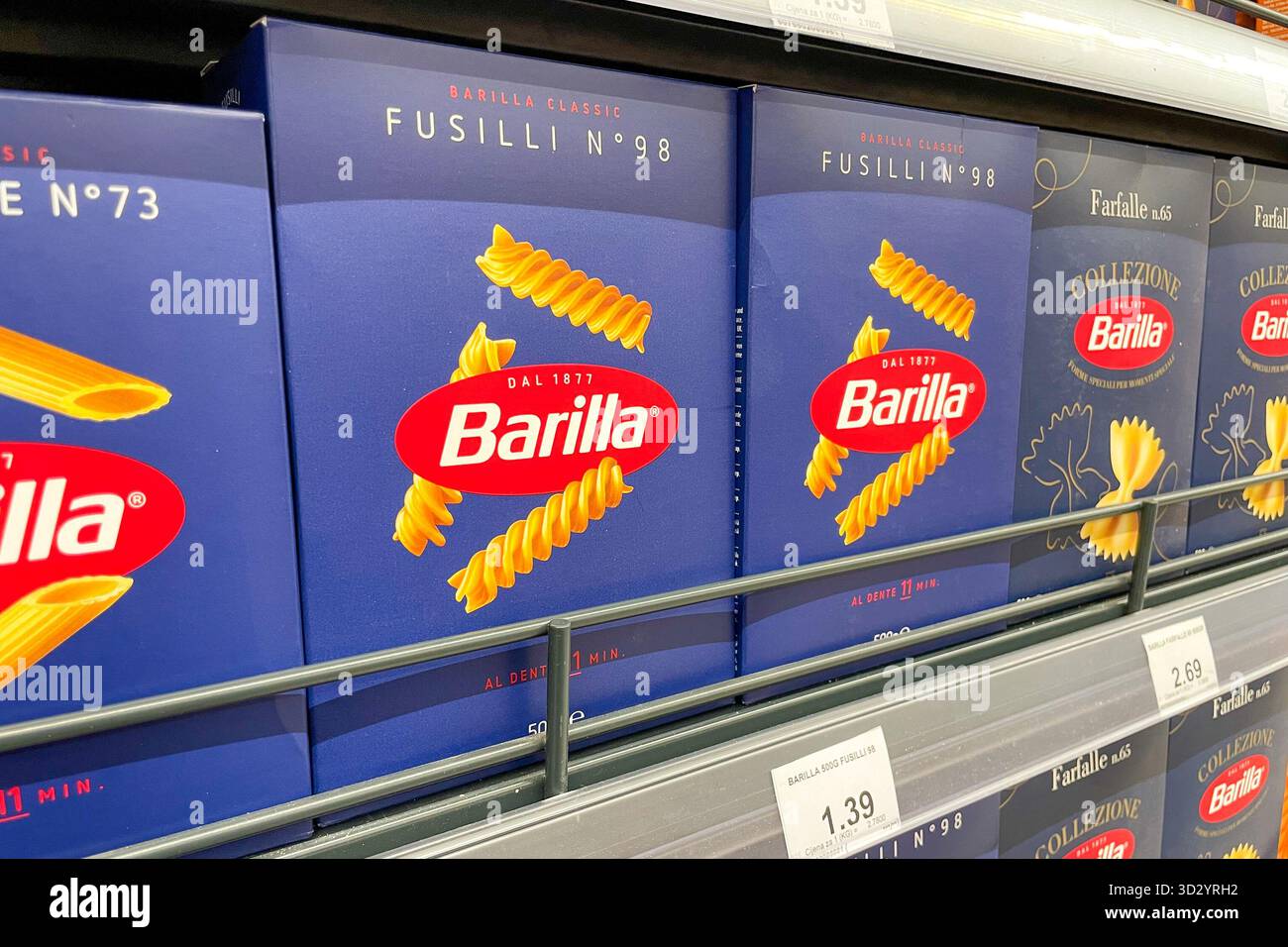 Bar, Montenegro, 2. Oktober 2025, italienische Pasta der Marke Barilla im Supermarktregal Stockfoto