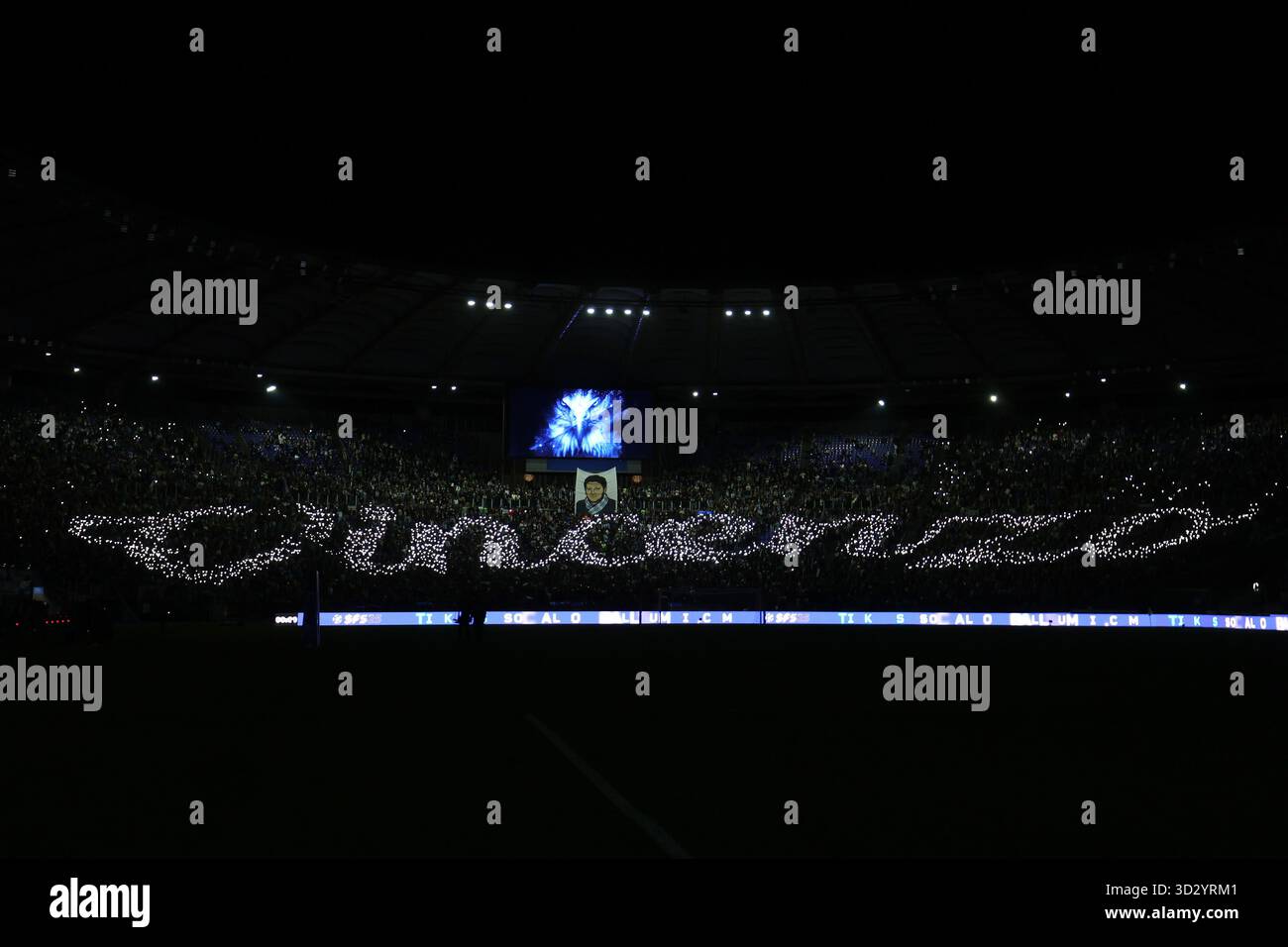 Rom, Italien. November 2025. Rom, Italien 3. November 2025: Die Lazio-Fans erleuchten das Stadion mit dem Namen Vincenzo in Gedenken an den Lazio-Fan, der am 28. Oktober 1979 vor dem 10. Spieltag der Serie A Enilive 2025-2026 im Olympiastadion zwischen SS Lazio und Cagliari Calcio starb. Quelle: Unabhängige Fotoagentur/Alamy Live News Stockfoto