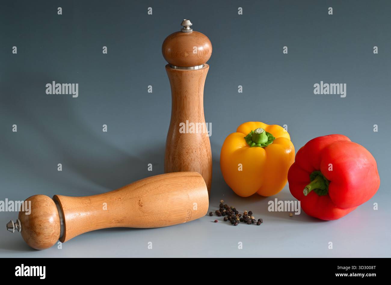 Salzmühle, Pfeffermühle, Pfeffer und bunte Paprika Stockfoto