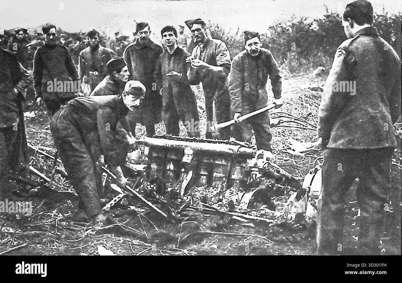 Ab Le Miroir, 24. September 1916. Britische Soldaten inspizieren die Überreste eines deutschen Zeppelinmotors, nachdem das Luftschiff bei London während des massiven Überfalls am 2. ñ3 September 1916 abgeschossen wurde. Dreizehn Zeppelinen hatten die Nordsee überquert, um England anzugreifen, aber mehrere wurden in der Gegenoffensive zerstört. Dieses Bild zeigt Truppen, die Trümmer des Wracks untersuchen, was den wachsenden Erfolg von Britainís gegen deutsche Luftangriffe symbolisiert. Stockfoto