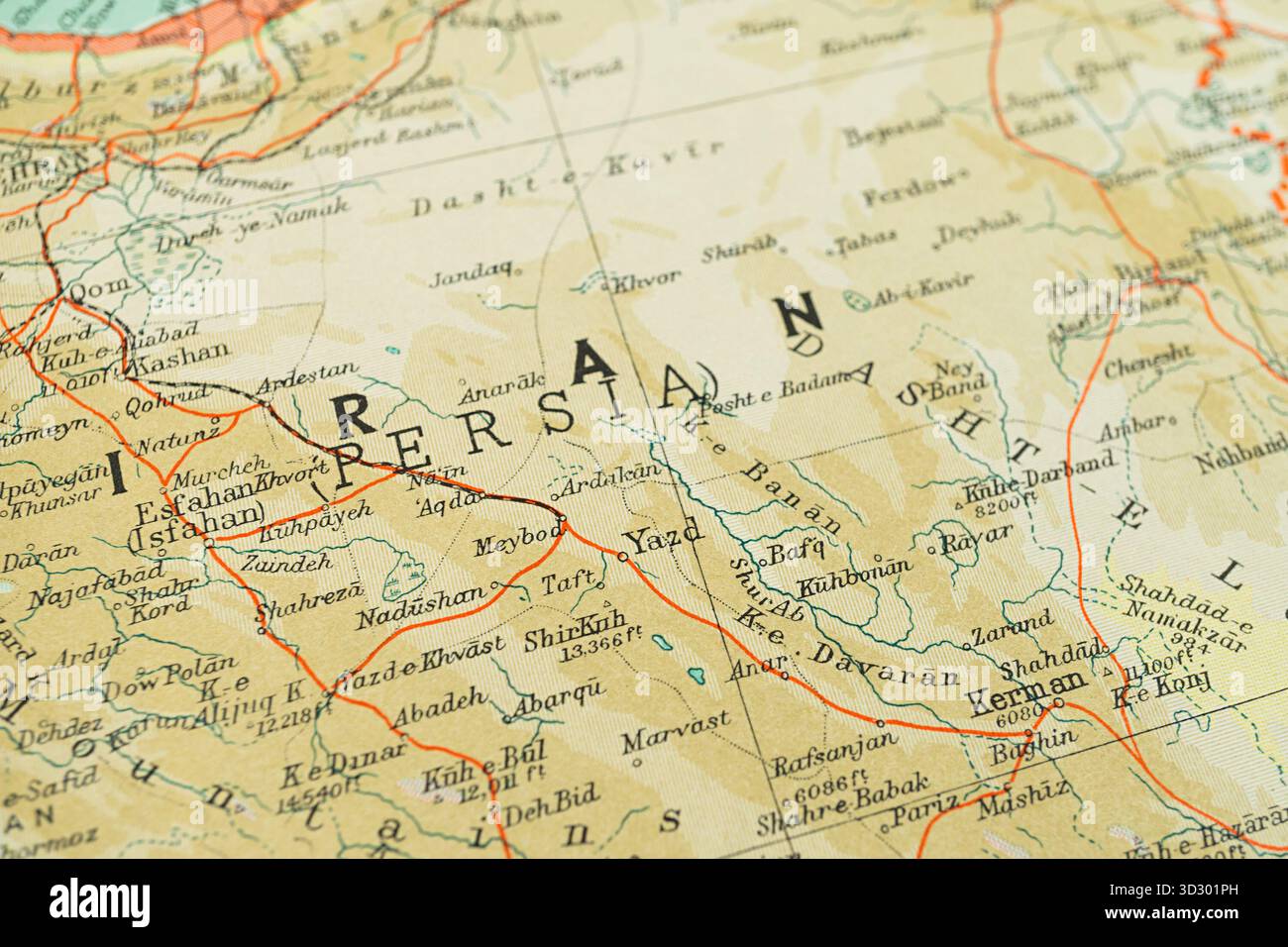 Nahaufnahme einer alten Karte, die topografische Merkmale des modernen Iran zeigt, mit dem prominenten Label IRAN und umliegendem Text in englischer Sprache Stockfoto