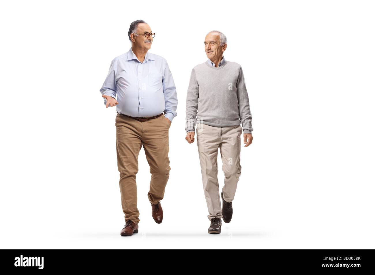 Reife männliche Freunde gehen zusammen und reden isoliert auf weißem Hintergrund Stockfoto