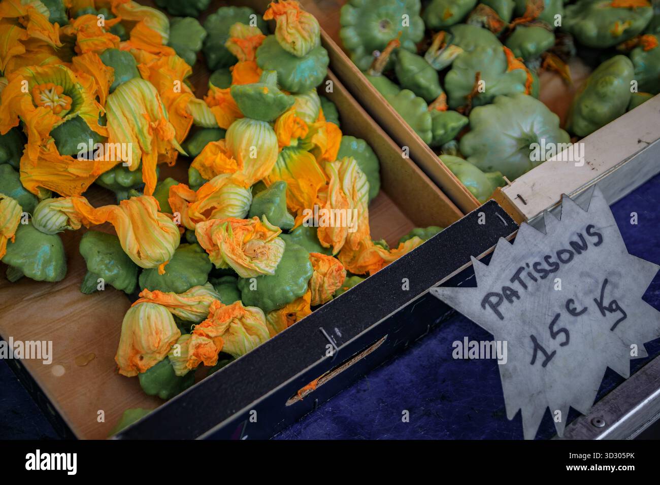 Traditionelle französische Köstlichkeiten, Fleurs de Patisson Pattypa Kürbisblüten auf dem provenzalischen Bauernmarkt von Cours Saleya in der Altstadt von Nizza, Frankreich Stockfoto