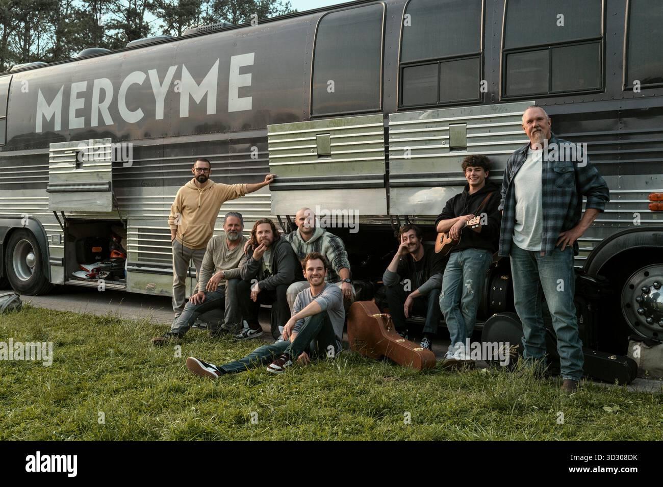 ERSCHEINUNGSDATUM: 20. Februar 2026 TITEL: I Can Only Imagine 2 STUDIO: Lionsgate REGISSEUR: Andrew Erwin und Brent McCorkle HANDLUNG: Bart Millard, Leadsänger von MercyMe, steht auf dem Höhepunkt seines Erfolgs vor einer persönlichen Krise. Während sich seine Welt entwirrt, kämpft er mit seinem Glauben und seinen inneren Dämonen, während er einen Weg durch die Widrigkeiten sucht. MIT MILO VENTIMIGLIA als Tim, AARON BENWARD als Barry, JOHN MICHAEL FINLEY als Bart, MARK FURZE als Nathan, EZRA PROCH als Robby, JASON BURKEY als Mike, SAMMY DELL als Sam und TRACE ADKINS als Brickell. NUR REDAKTIONELLE VERWENDUNG! Nicht für kommerzielle ZWECKE! Stockfoto