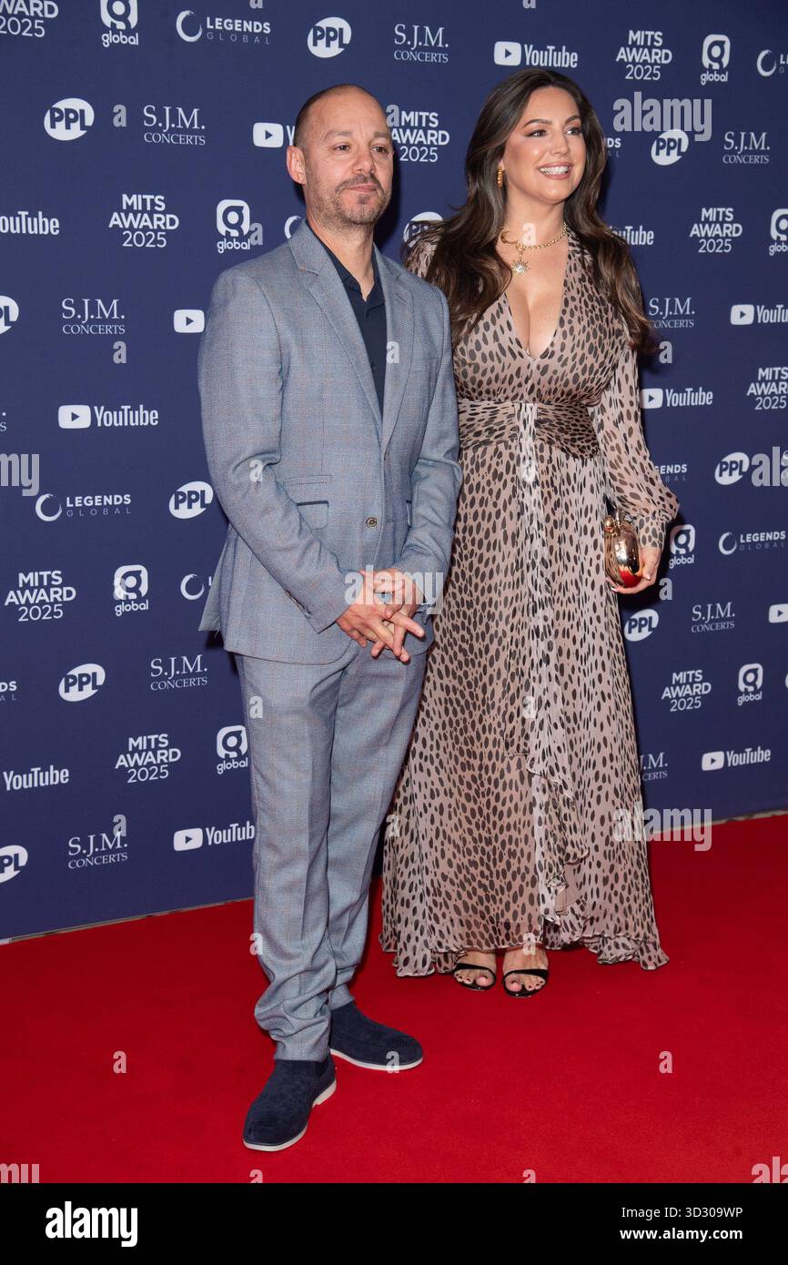 London, Großbritannien. November 2025. Im Bild: JK aka Jason King und Kelly Brook nehmen am Music Industry Trusts Award 2025 im Grosvenor House teil. Quelle: Justin Ng/Alamy Live News Stockfoto