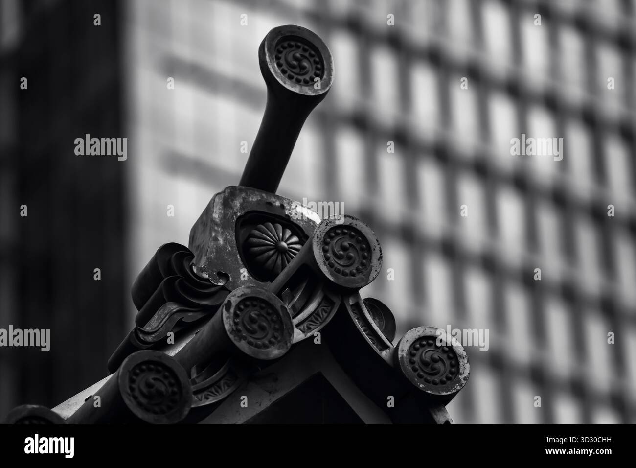 Künstlerische Architekturfotografie, die Tokios Skyline, moderne Geometrie und minimalistisches Design einfängt und Innovation und urbane Schönheit zeigt. Stockfoto