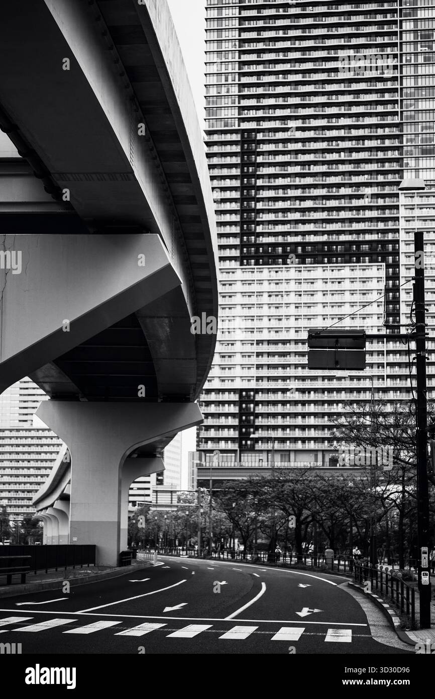 Künstlerische Architekturfotografie, die Tokios Skyline, moderne Geometrie und minimalistisches Design einfängt und Innovation und urbane Schönheit zeigt. Stockfoto