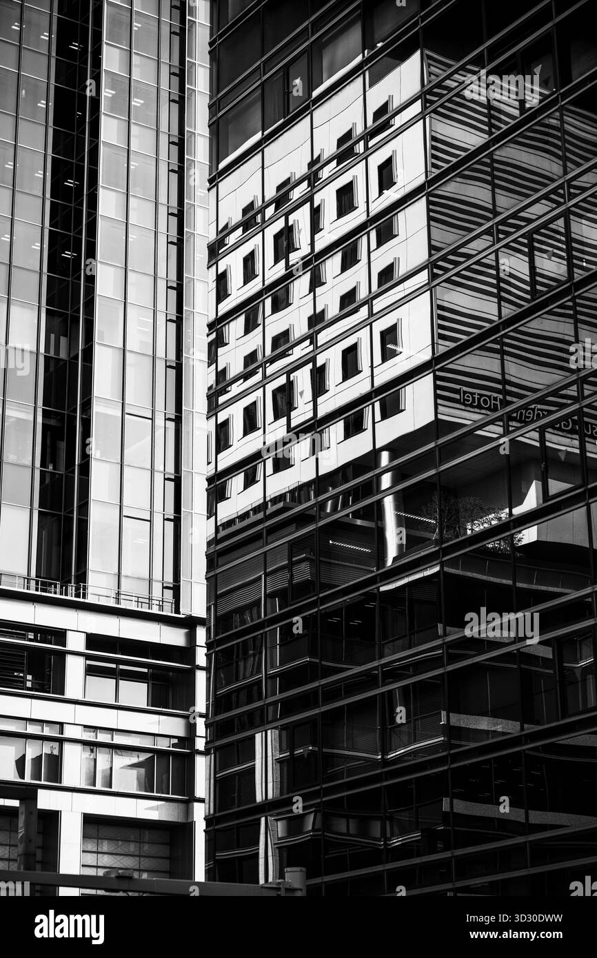 Künstlerische Architekturfotografie, die Tokios Skyline, moderne Geometrie und minimalistisches Design einfängt und Innovation und urbane Schönheit zeigt. Stockfoto