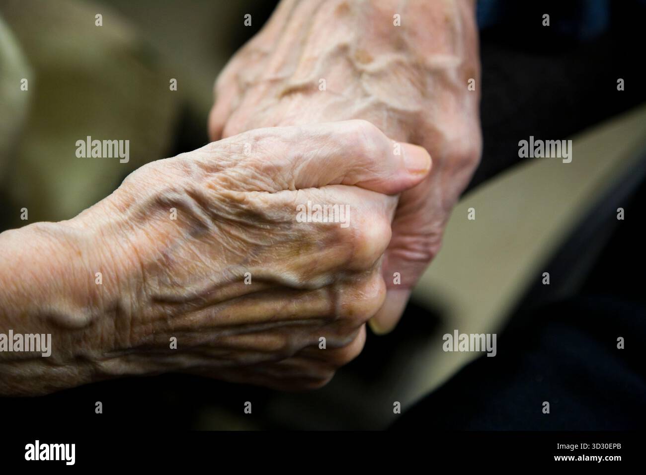 Alter Mann und Frau, die Hand in Hand. Stockfoto