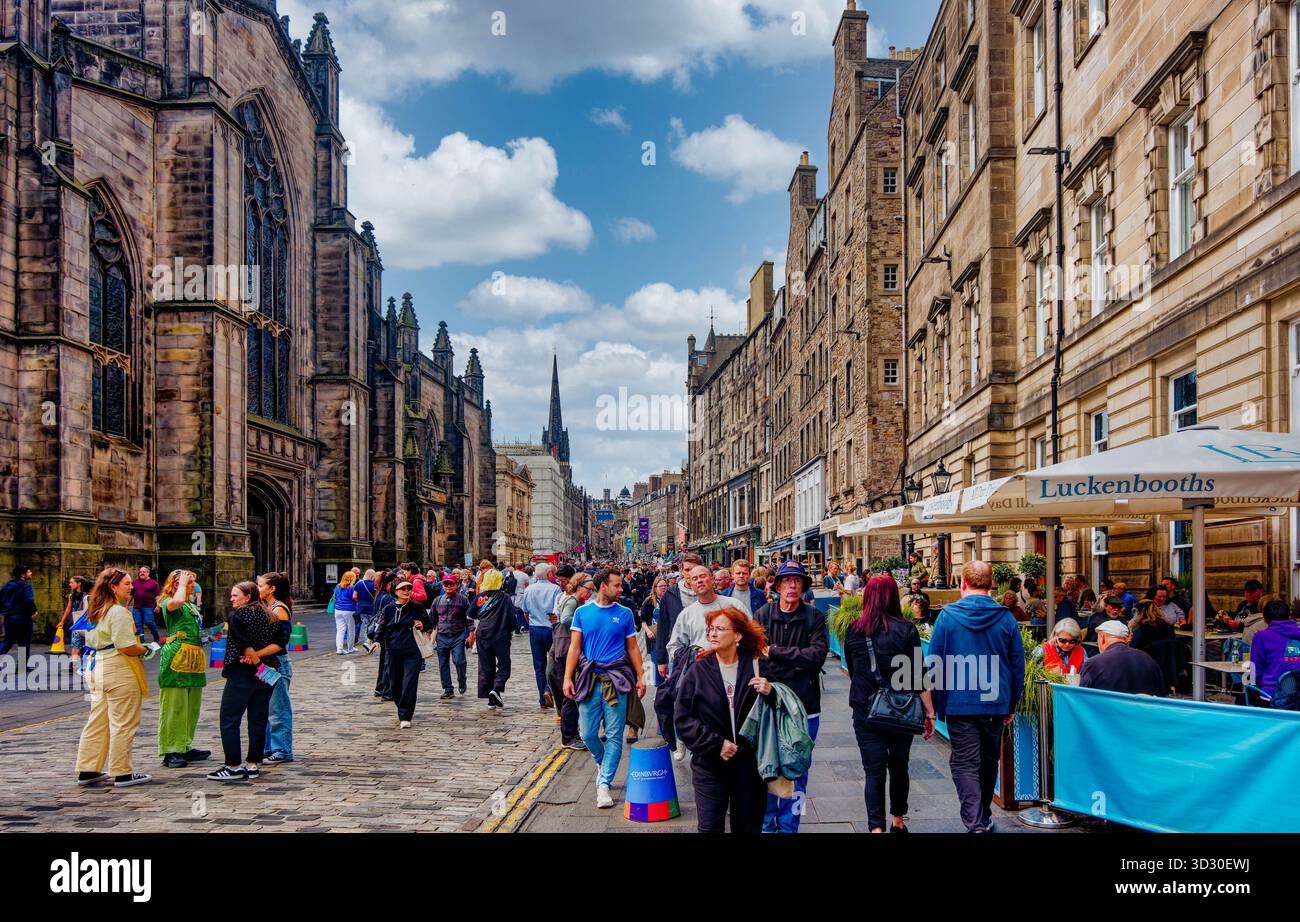 EDINBURGH, SCHOTTLAND - 22. August 2024: Eine dramatische Komödie-Maskenskulptur dient als Wasserauslauf an einer historischen Mauer und verbindet theatralische Tradition mit Qu Stockfoto