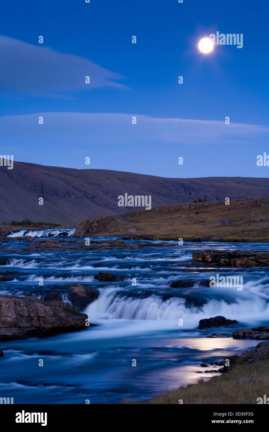 Mondaufgang über Laxa i Kjos, Lachsfischereifluss. Hvalfjordur, Südwest-Island. Stockfoto