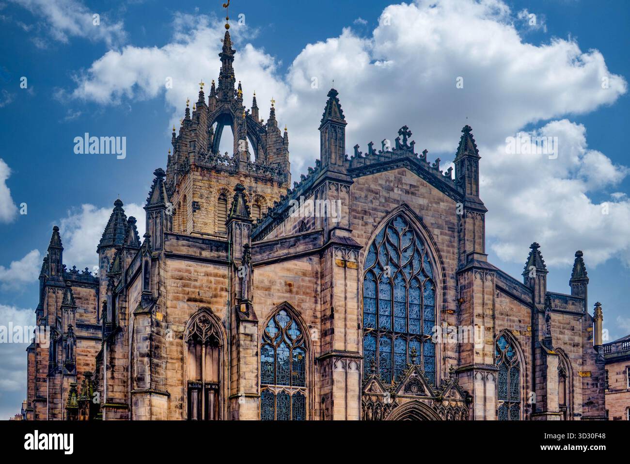 EDINBURGH, SCHOTTLAND - 22. August 2024: Eine dramatische Komödie-Maskenskulptur dient als Wasserauslauf an einer historischen Mauer und verbindet theatralische Tradition mit Qu Stockfoto