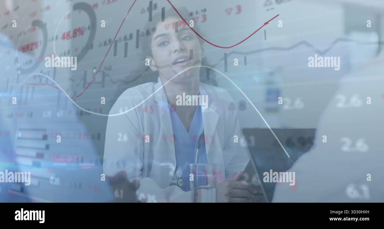 Ärztin berät Patienten am Kliniktisch, Laptop, Dateien, Stethoskop, Datenüberlagerung Stockfoto