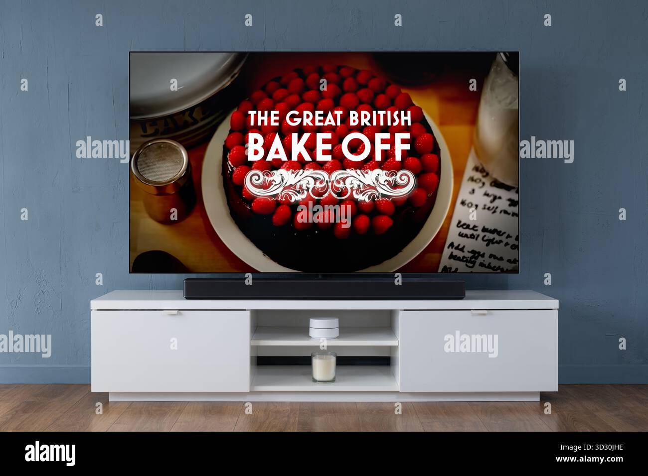 Ein Breitbild-OLED-Fernseher, der die Intro-Szene zur TV-Serie The Great British Bake Off in einem modernen Wohnzimmer zeigt. Stockfoto