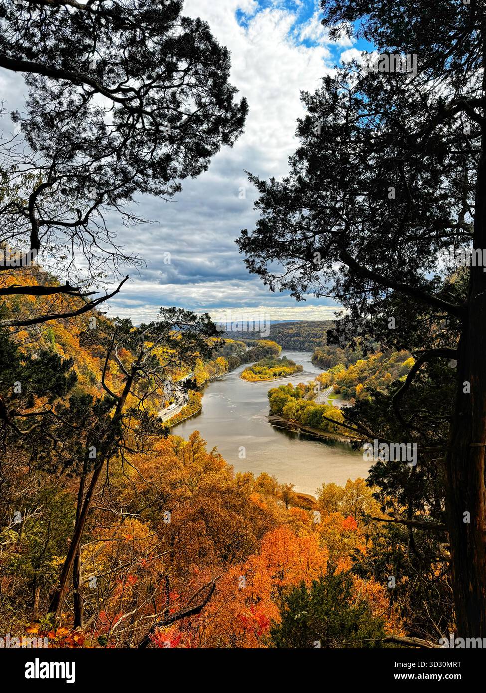 Malerischer Herbstblick vom Mount Tammany über den Red Dot & Blue Dot Trail, dem höchsten Gipfel in New Jersey, mit Blick auf Delaware Water Gap & River Valley. - Smartphone-aufgenommenes Stockfoto