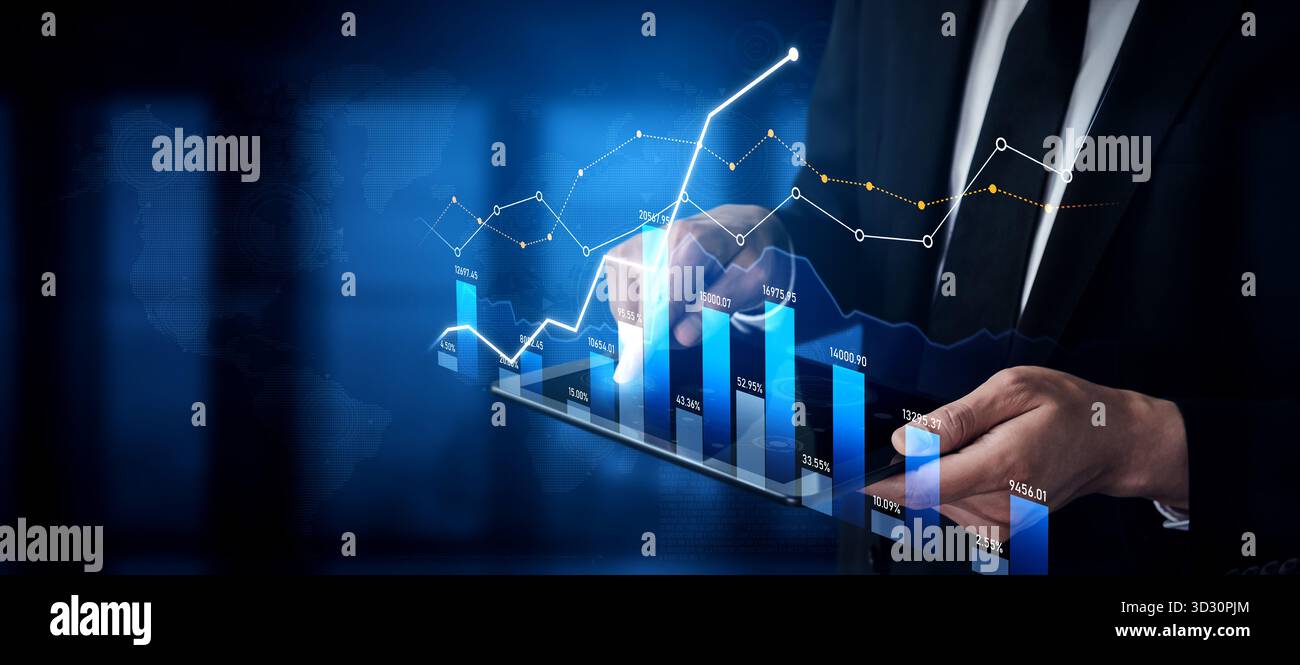 Ein Geschäftsmann untersucht dynamische Datentrends auf einem digitalen Tablet und zeigt verschiedene grafische Darstellungen von Wachstumsmetriken in einem modernen c Stockfoto
