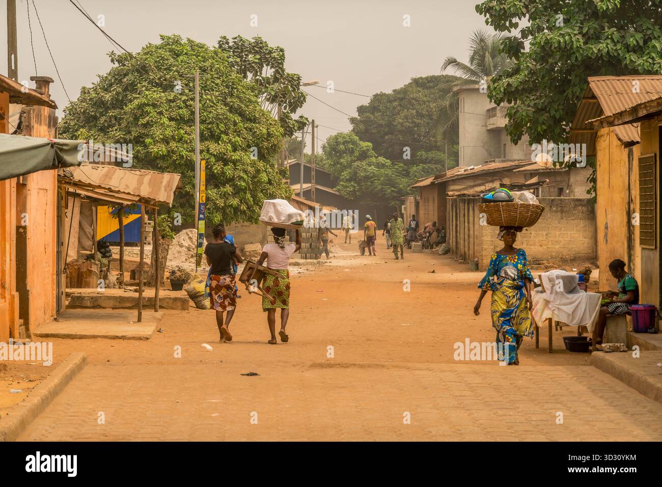 Straße in der Stadt Ouidah, Benin, Westafrika, mit armen Gebäuden, einer sozial und wirtschaftlich kämpfenden Gemeinschaft. Stockfoto