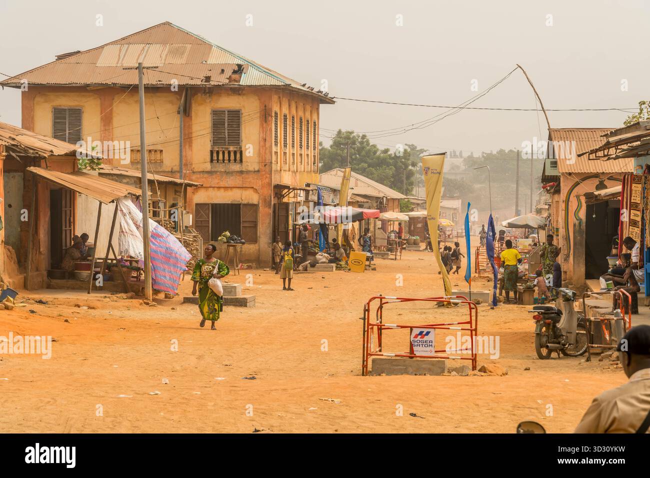 Straße in der Stadt Ouidah, Benin, Westafrika, mit armen Gebäuden, einer sozial und wirtschaftlich kämpfenden Gemeinschaft. Stockfoto
