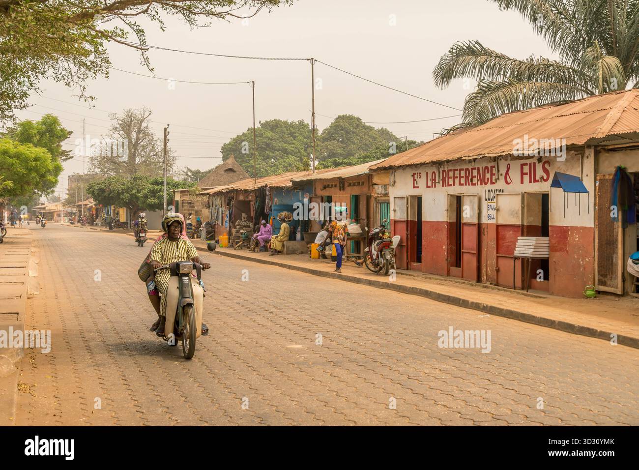 Straße in der Stadt Ouidah, Benin, Westafrika, mit armen Gebäuden, einer sozial und wirtschaftlich kämpfenden Gemeinschaft. Stockfoto