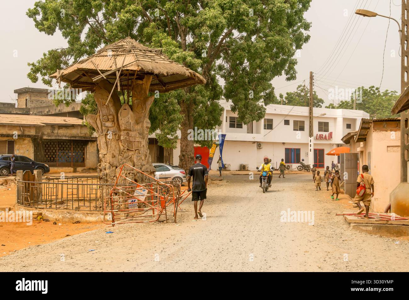 Straße in der Stadt Ouidah, Benin, Westafrika, mit armen Gebäuden, einer sozial und wirtschaftlich kämpfenden Gemeinschaft. Stockfoto