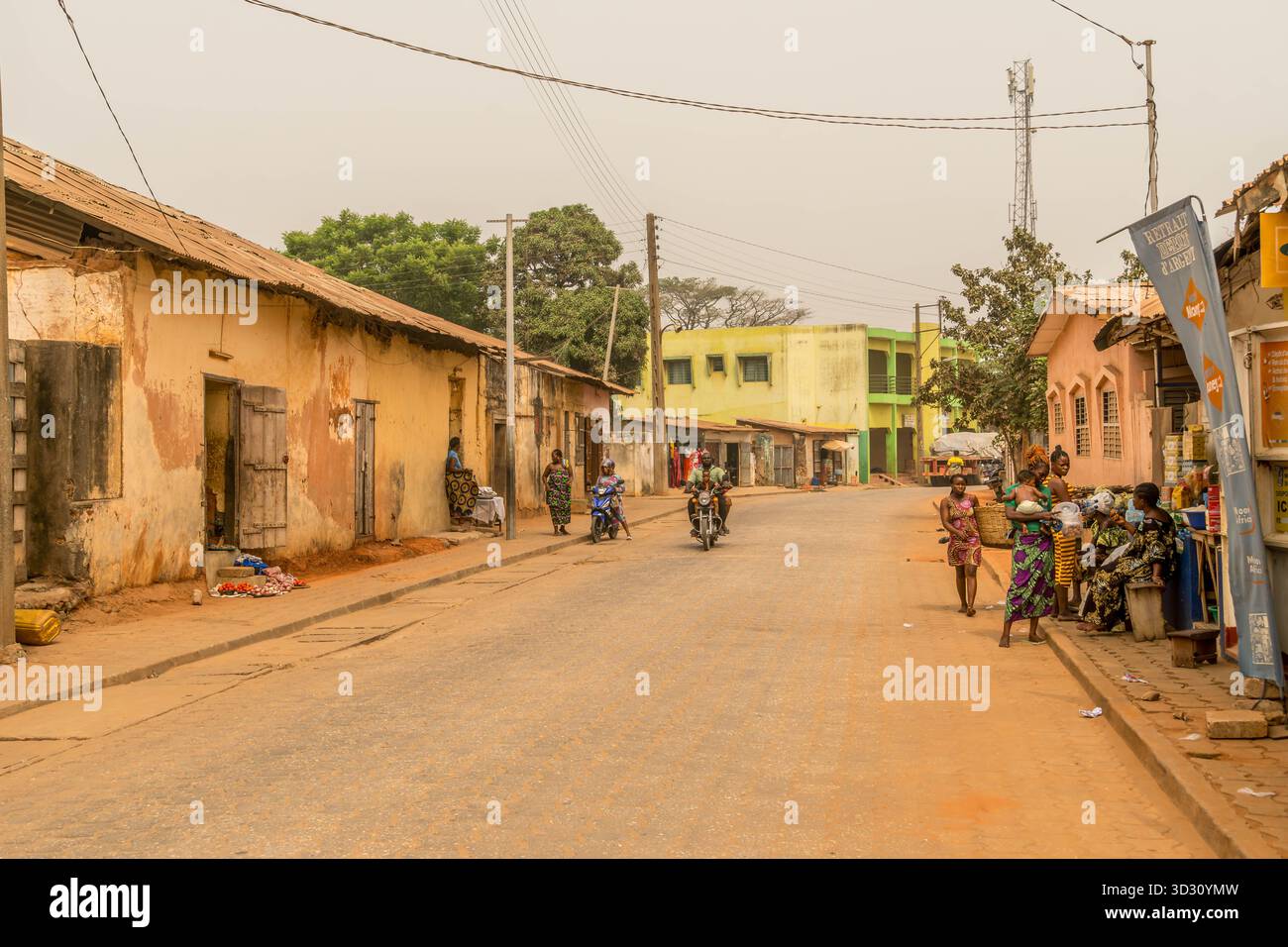 Straße in der Stadt Ouidah, Benin, Westafrika, mit armen Gebäuden, einer sozial und wirtschaftlich kämpfenden Gemeinschaft. Stockfoto