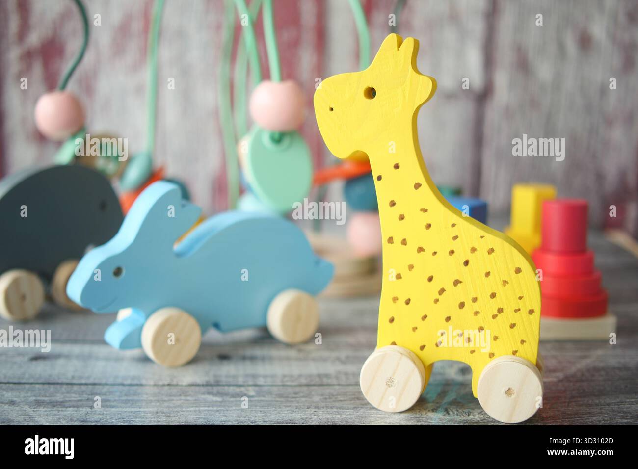 Farbenfrohe Holzspielzeuge in einer verspielten Umgebung für Kinder Stockfoto