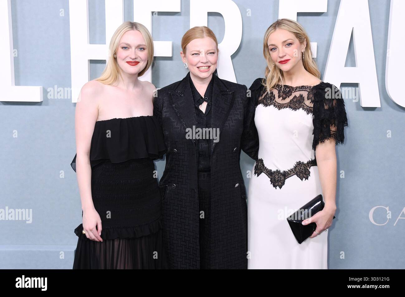 New York, NY, USA. November 2025. Dakota Fanning, Sarah Snook und Abby Elliott bei der Erstaufführung von All her Fault am 3. November 2025 im SVA Theater in New York City. Quelle: Mpi099/Media Punch/Alamy Live News Stockfoto