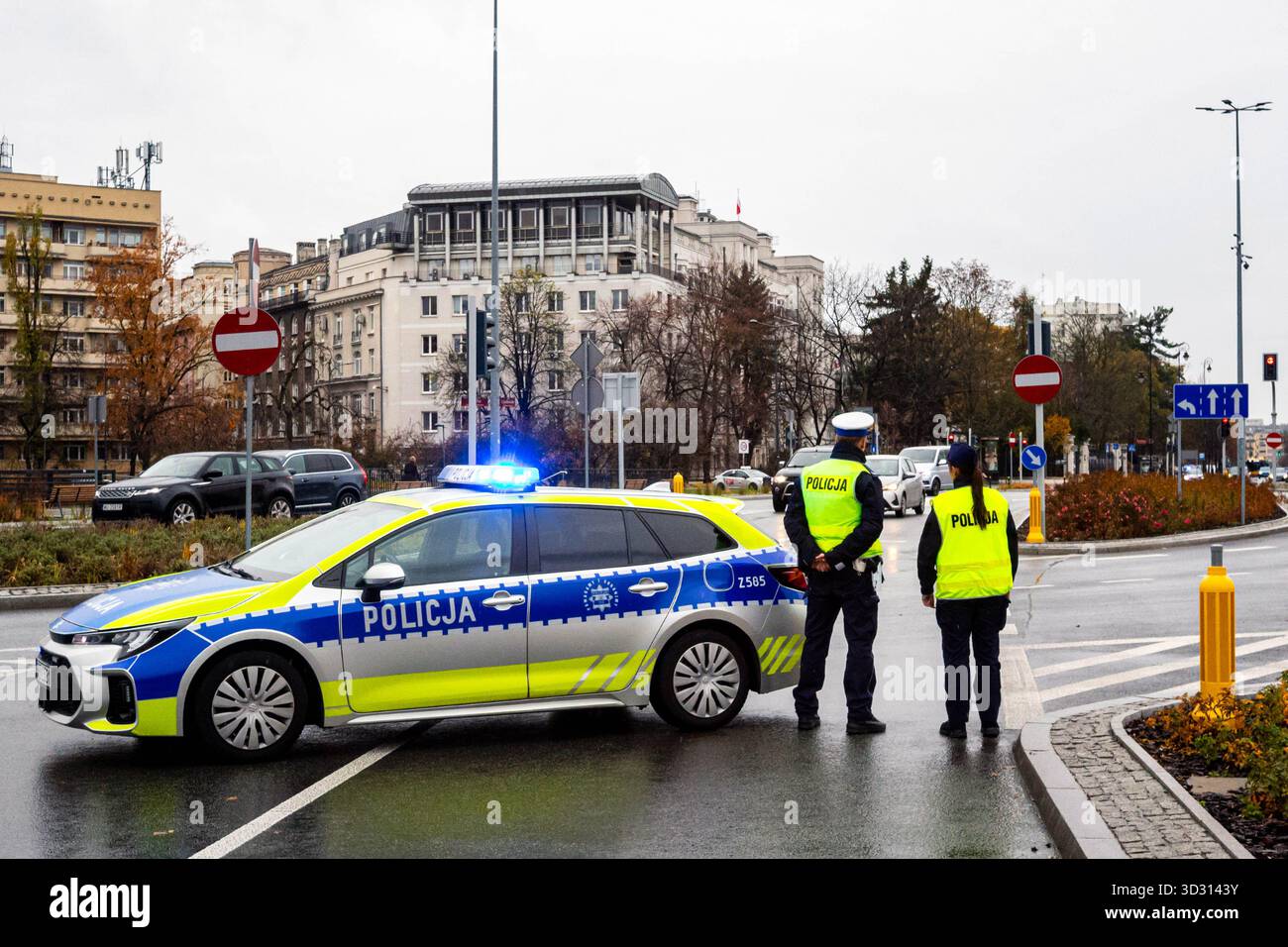Warschau, Polen. November 2025. Polnische Polizisten blockieren die Straße aus Protest. Eine Sammlung von Fotos der polnischen Polizei bei verschiedenen Protesten und Kundgebungen. Quelle: SOPA Images Limited/Alamy Live News Stockfoto