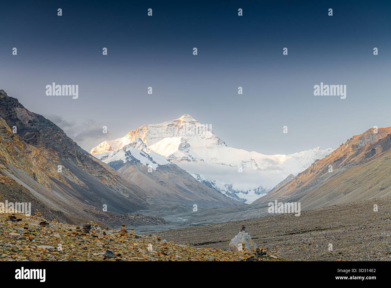 Mount Everest früh am Morgen vom Basislager in Tibet auf 5200 m Höhe Stockfoto