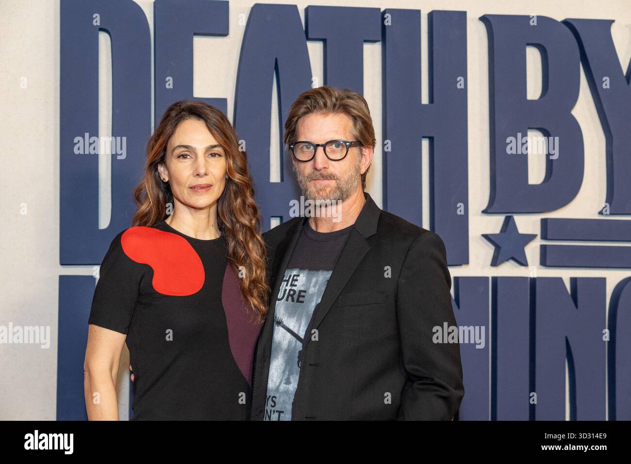 New York, Usa. November 2025. Annie Parisse und Paul Sparks nehmen am 3. November 2025 an der Premiere von Netflix „Death by Lightning“ im Plaza Hotel in New York teil. (Foto: Lev Radin/SIPA USA) Credit: SIPA USA/Alamy Live News Stockfoto
