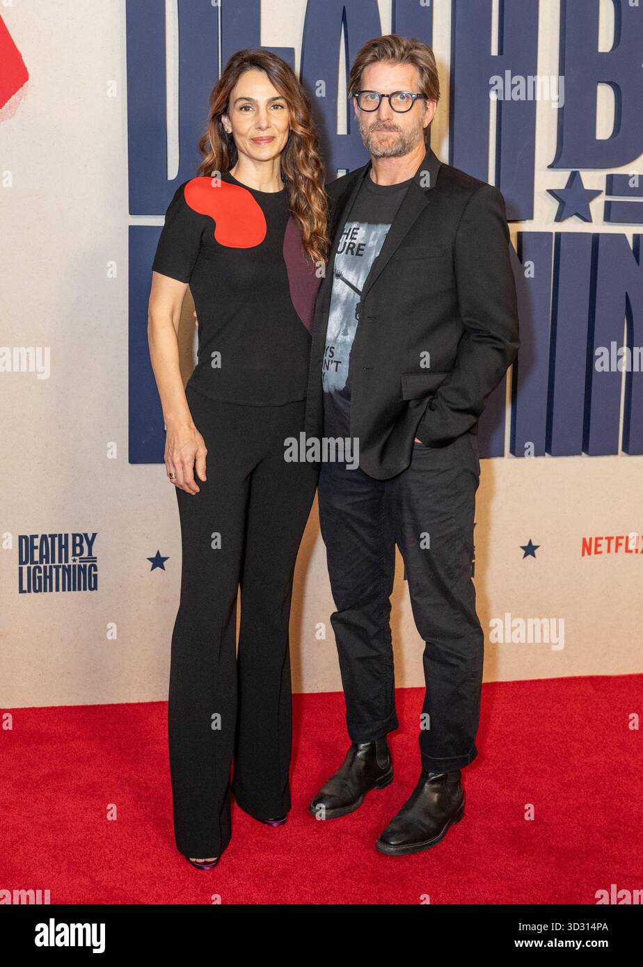 New York, Usa. November 2025. Annie Parisse und Paul Sparks nehmen am 3. November 2025 an der Premiere von Netflix „Death by Lightning“ im Plaza Hotel in New York teil. (Foto: Lev Radin/SIPA USA) Credit: SIPA USA/Alamy Live News Stockfoto
