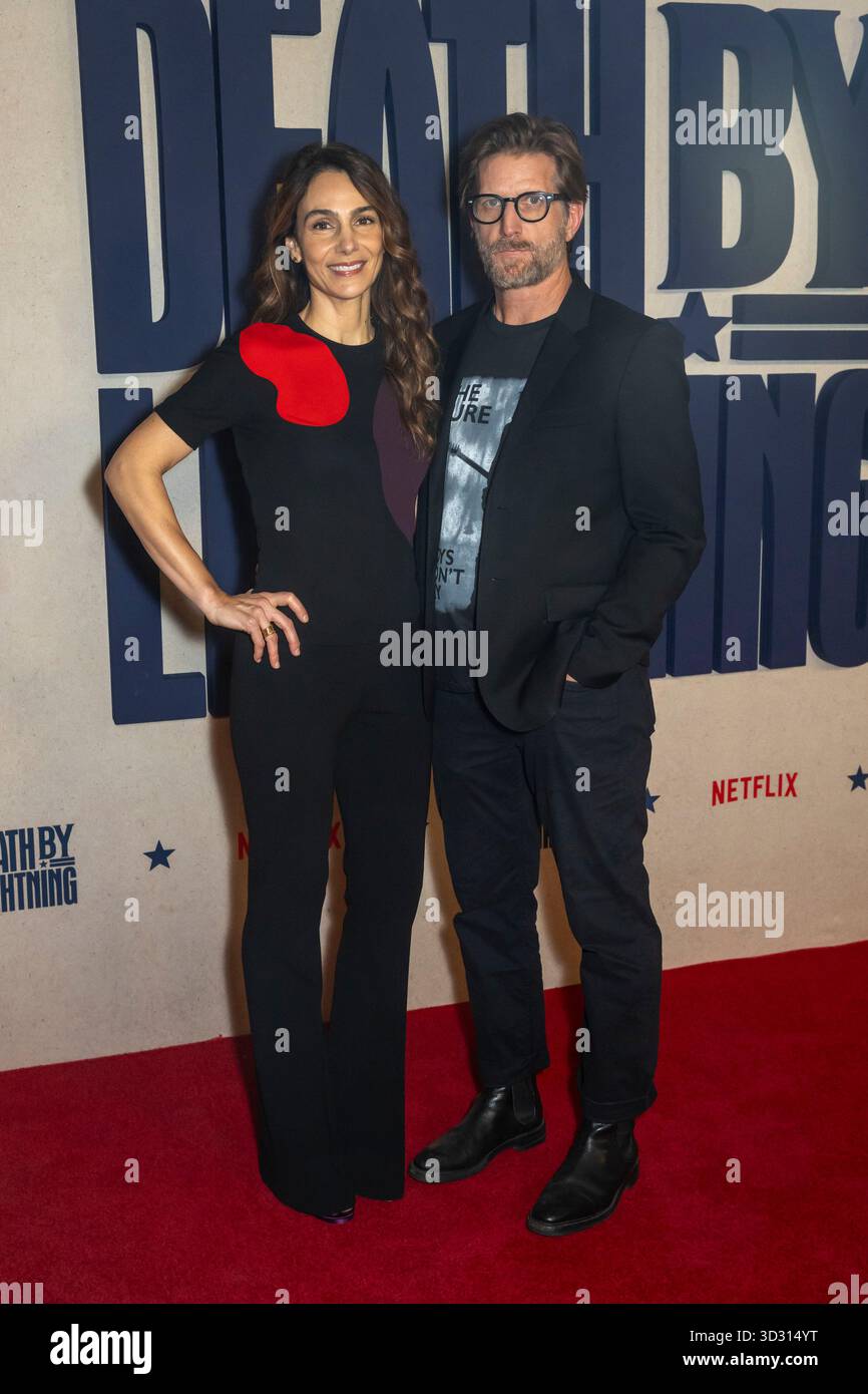 New York, Usa. November 2025. NEW YORK, NEW YORK - 3. NOVEMBER: (L-R) Annie Parisse und Paul Sparks nehmen am 3. November 2025 in New York City an Netflix's „Death by Lightning“-Premiere teil. Quelle: Ron Adar/Alamy Live News Stockfoto