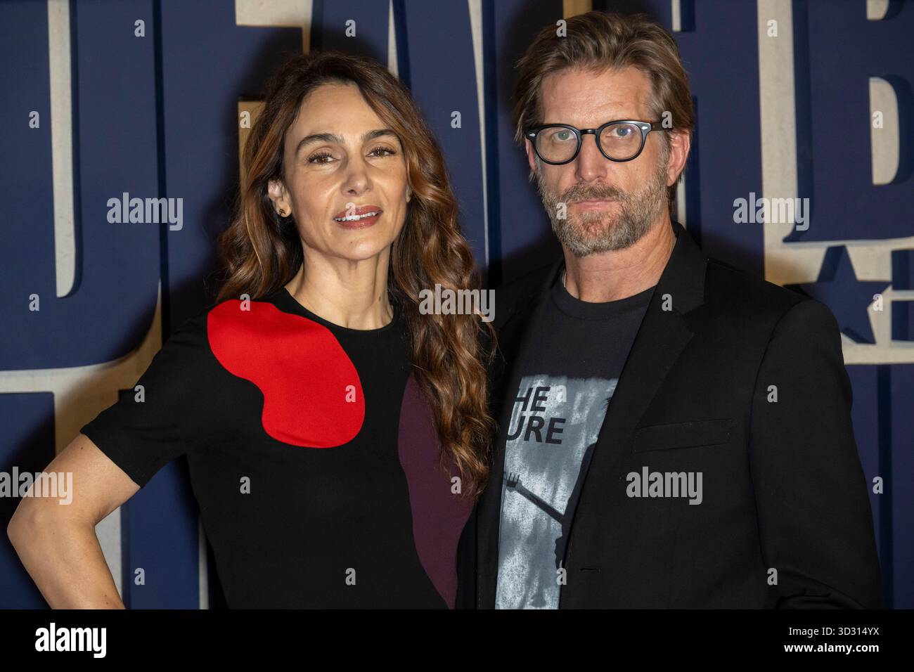 New York, Usa. November 2025. NEW YORK, NEW YORK - 3. NOVEMBER: (L-R) Annie Parisse und Paul Sparks nehmen am 3. November 2025 in New York City an Netflix's „Death by Lightning“-Premiere teil. Quelle: Ron Adar/Alamy Live News Stockfoto