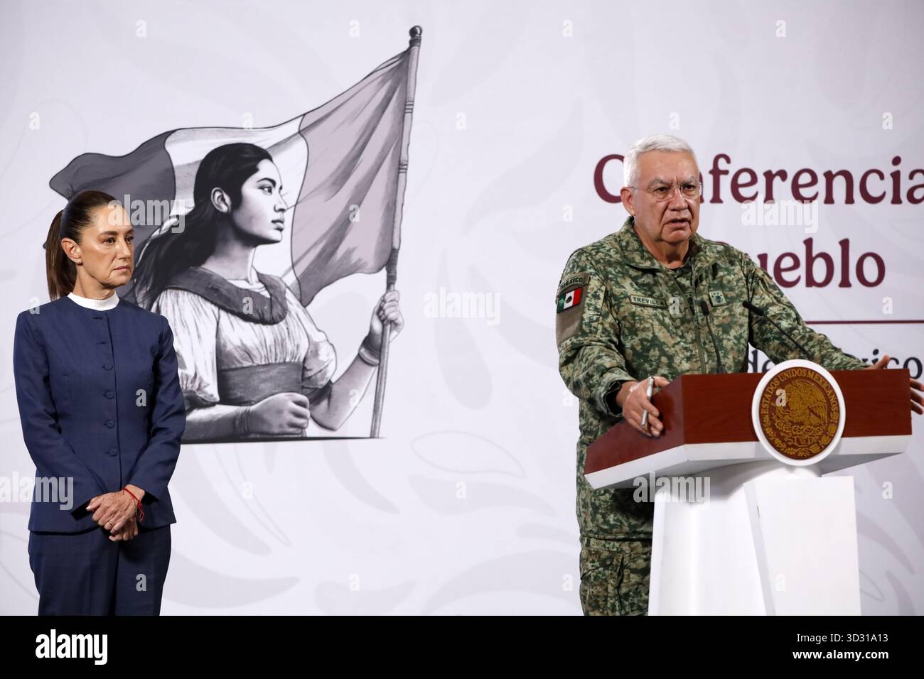 Nicht exklusiv: Die mexikanische Präsidentin Claudia Sheinbaum Pardo wird hinter sich gesehen, während der mexikanische Verteidigungsminister Ricardo Trevilla Trejo ein Wort spricht Stockfoto
