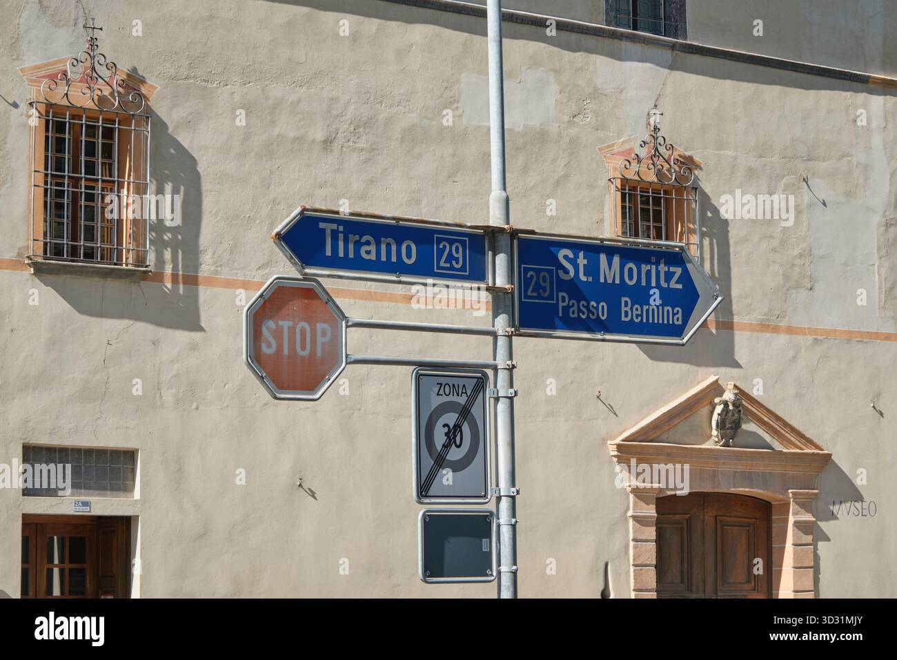 Wegweiser nach Tirano und St. Moritz in Poschiavo Stockfoto