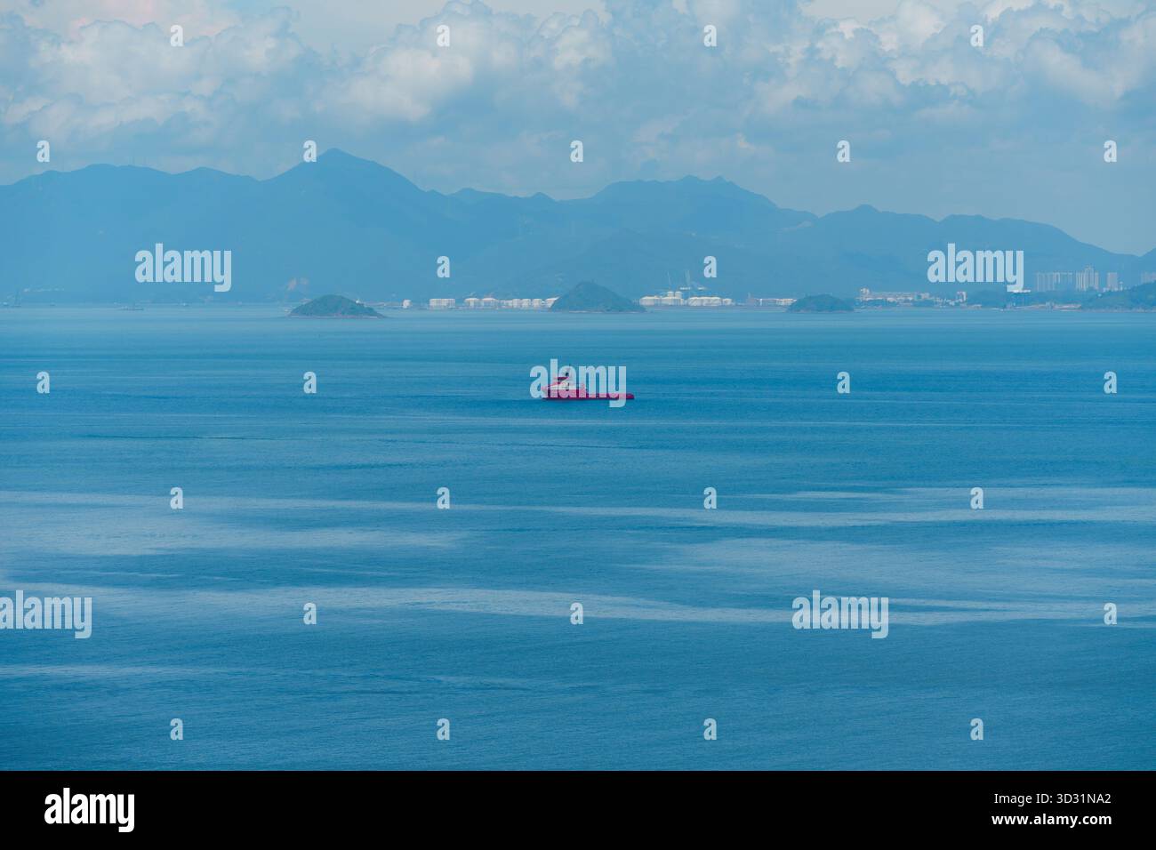 Rotes Schiff im blauen Meer Stockfoto