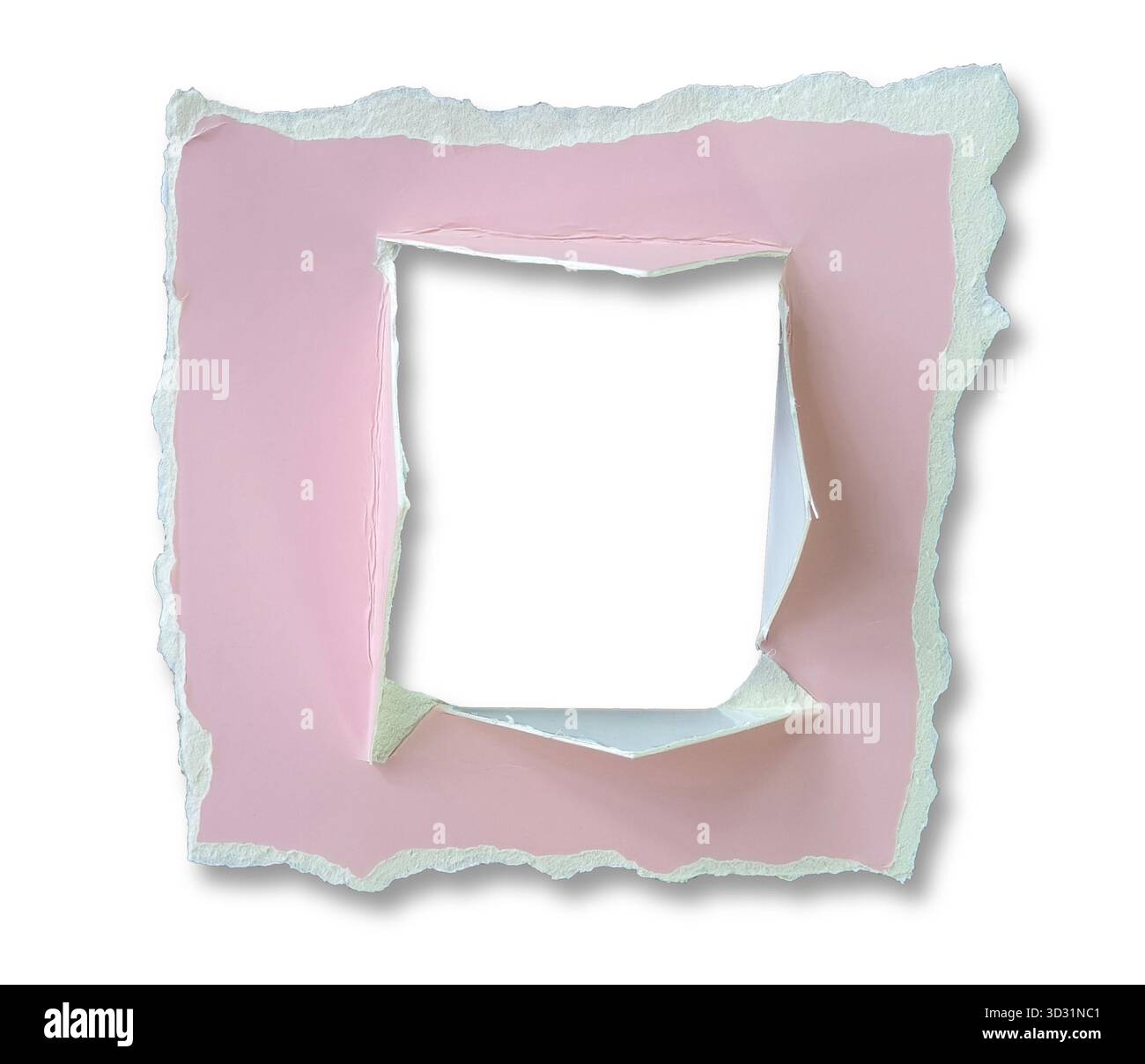 Quadratischer Rahmen aus hellrosa Papppapier. Das ganze Stück Papier ist rau gerissen, die äußeren Kanten deuten darauf hin. Innerhalb des Stücks zentraler quadratischer Ausschnitt mit gezackten Ausschnitten Stockfoto