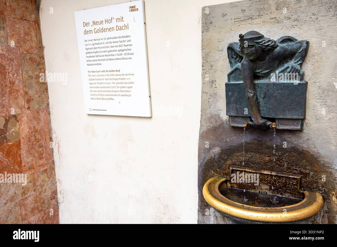 Kleiner Brunnen an der Wand des Goldenen Dachs in Innsbruck - Österreich Stockfoto