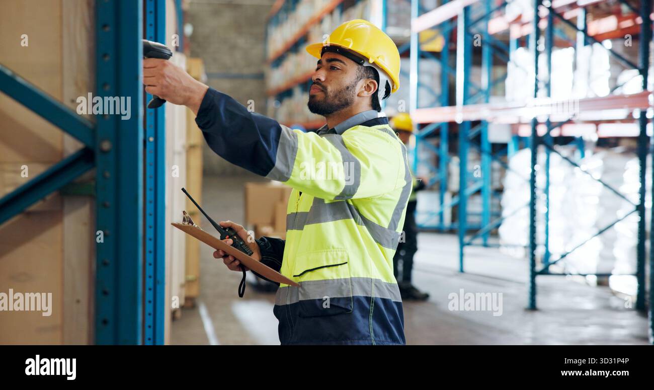 Vertrieb, Scan und Personal mit Klemmbrett im Lager für Lieferkette, Versand und Lagerbestand. Inspektion, Lager und Person mit Strichcode für Stockfoto