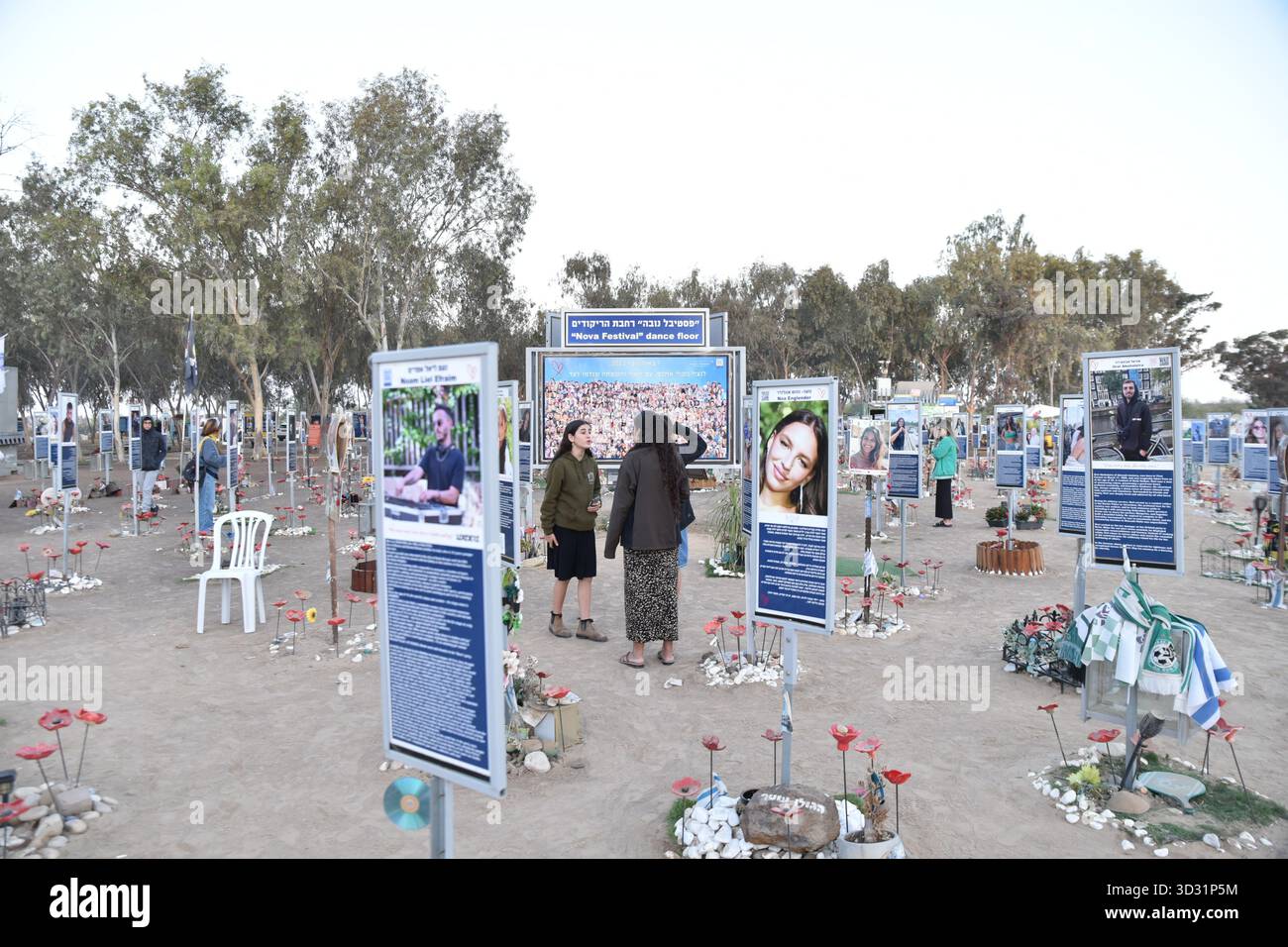 13. Oktober 2025 Nova Festival Dance Floor der Ort des Angriffs und der Massenmorde an israelischen Zivilisten, heute Gedenkstätte für das Massaker von 378 während des Angriffs der Hamas am 7. Oktober 2023 Stockfoto