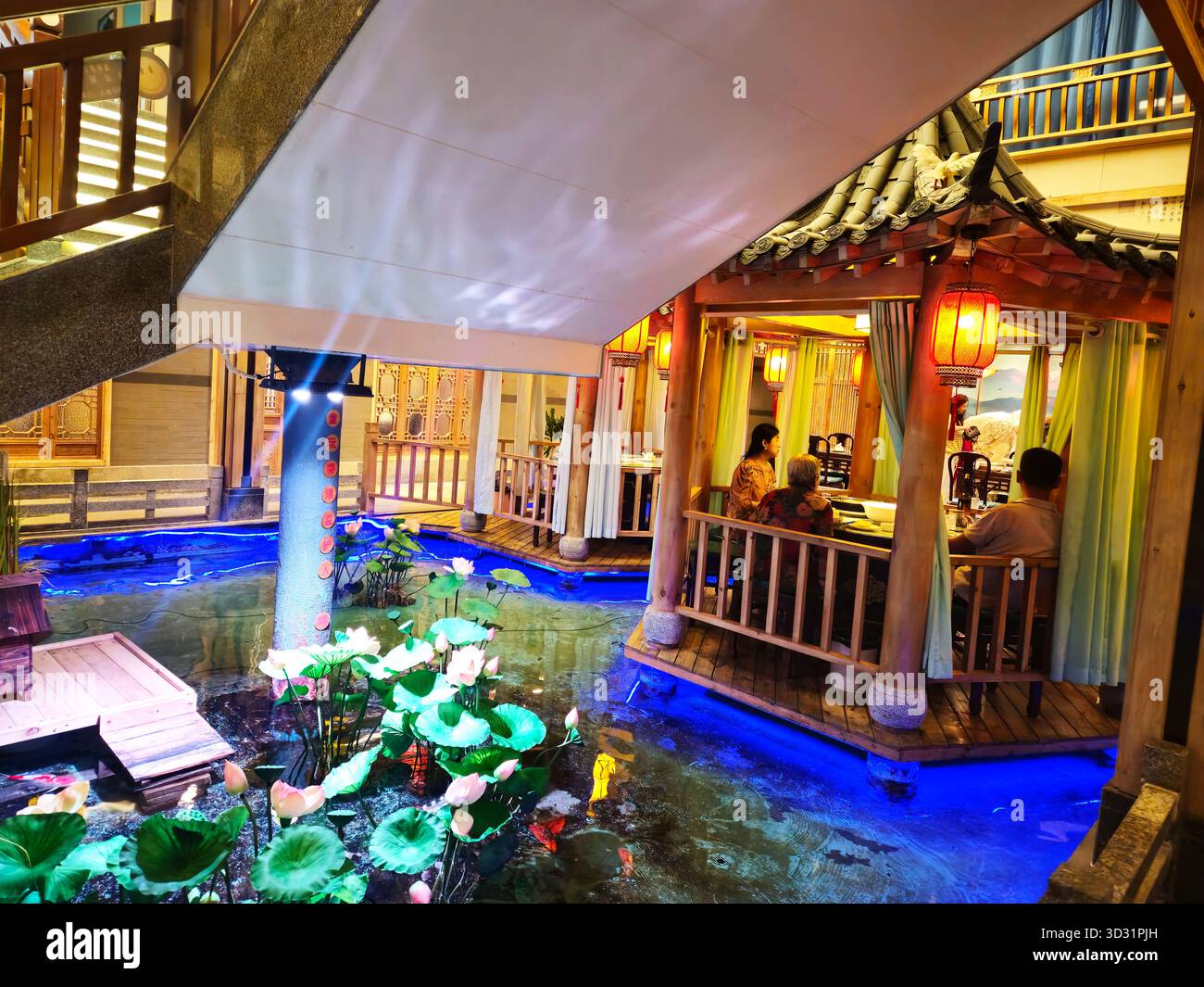 Familienessen im traditionellen chinesischen Pavillon Restaurant mit Lotus Teich Stockfoto