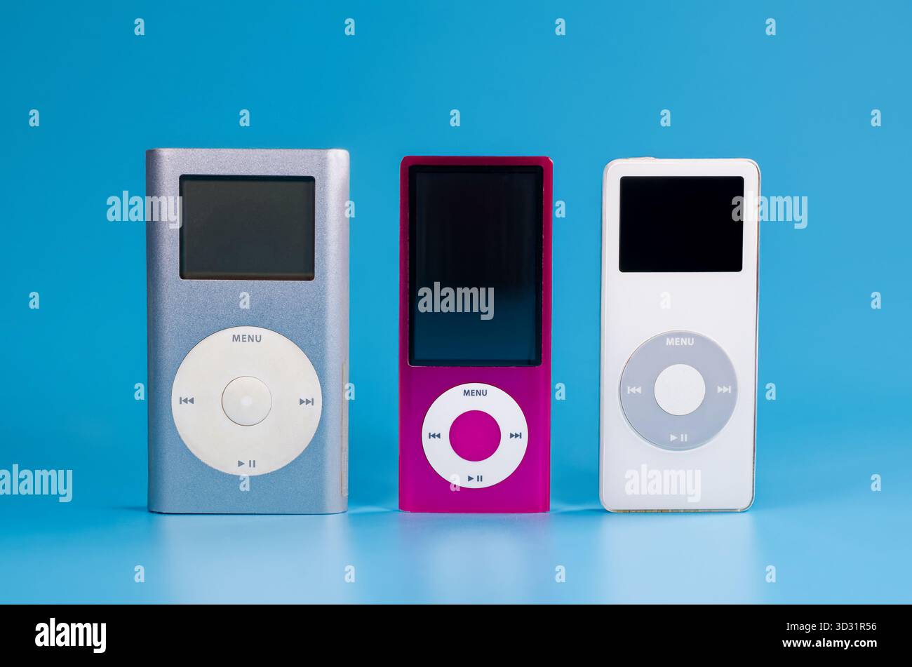 Fukuoka, Japan - 4. november 2025 : verschiedene Generationen von Apple ipod Music Player-Geräten isoliert auf blauem Hintergrund Stockfoto