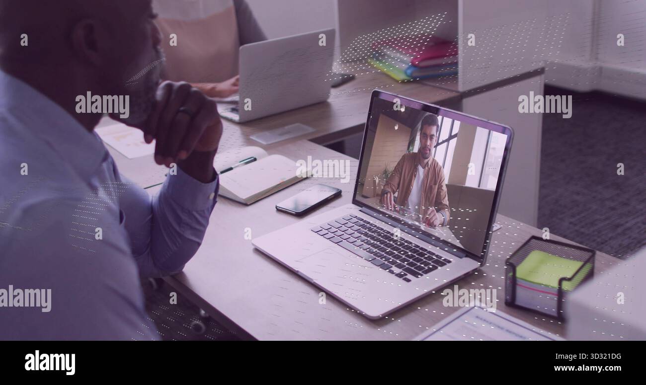 Professioneller Mann, der das Kinn auslastet, nimmt an einem virtuellen Anruf am Schreibtisch mit Haftnotizen und Kopierraum Teil Stockfoto