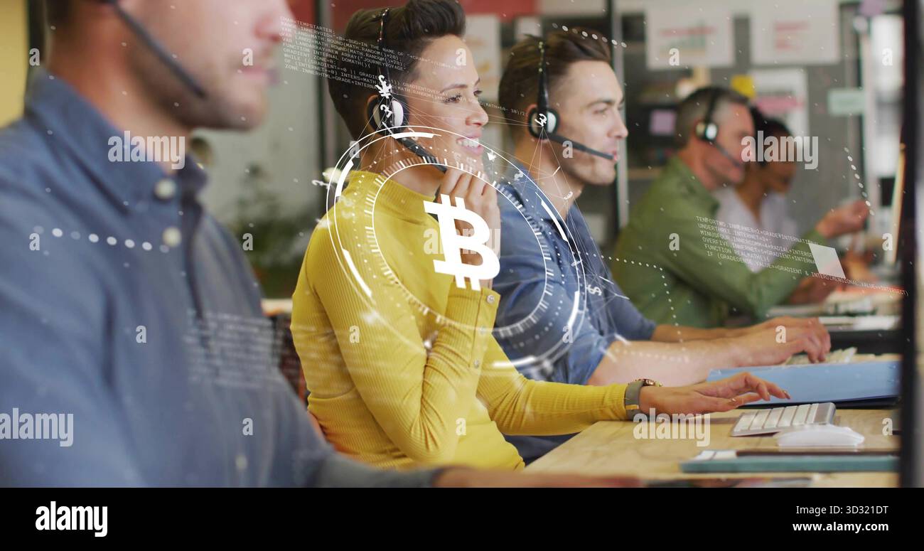 Callcenter-Agenten, die Headsets tragen und im Büro mit Bitcoin-Overlay arbeiten Stockfoto