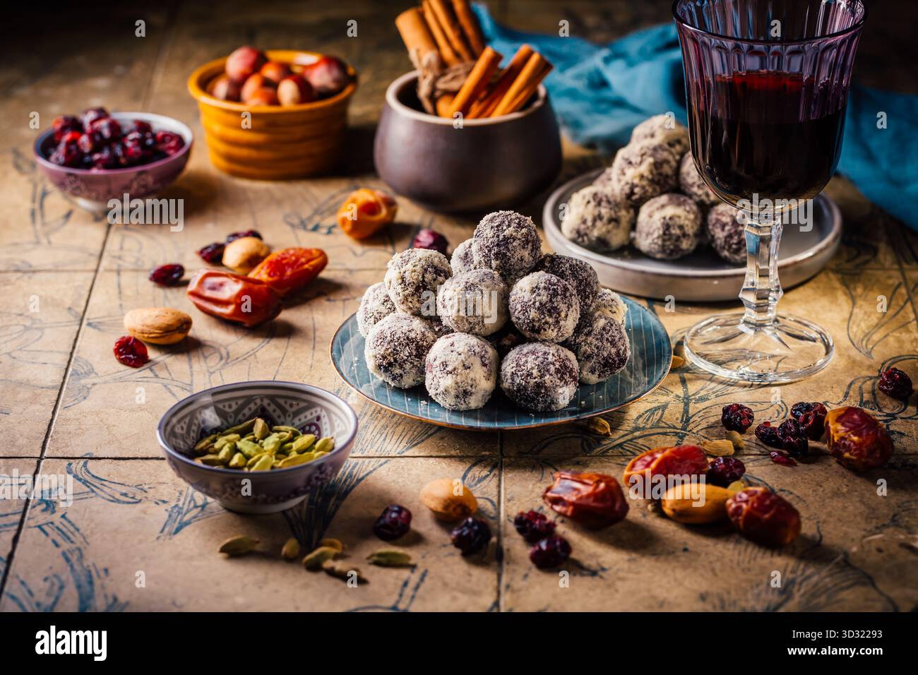 Hausgemachte Paleo Energy Balls, glutenfreier und zuckerfreier Snack zu Weihnachten Stockfoto